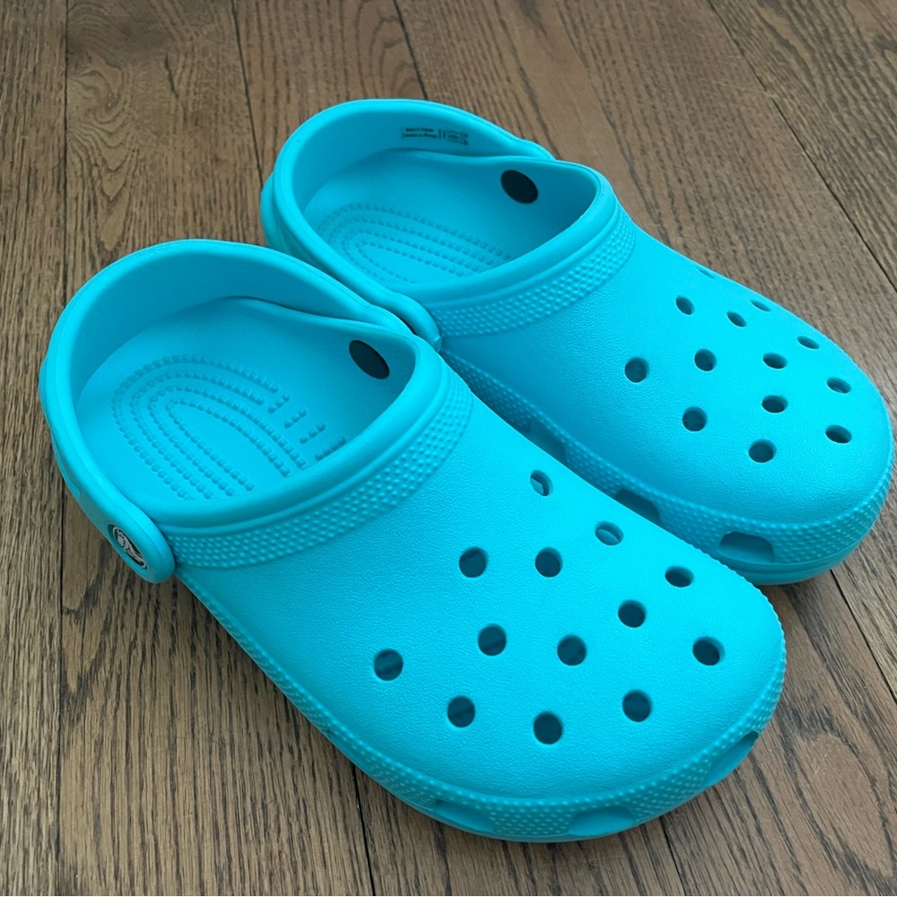Crocs—Aqua Blue Classic Size 6 Women’s